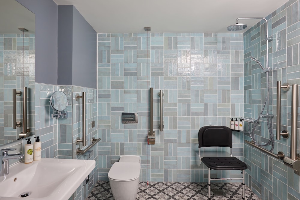 Premium Room, 1 King Bed, Accessible Bathtub - Photo 3