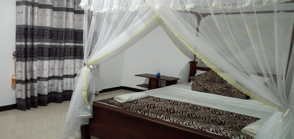 Chambre Double, salle de bains privée, rez-de-chaussée (with A/C)