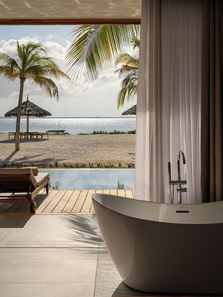 Executive Suite, 1 King Bed (Swim Up, Front Ocean View)