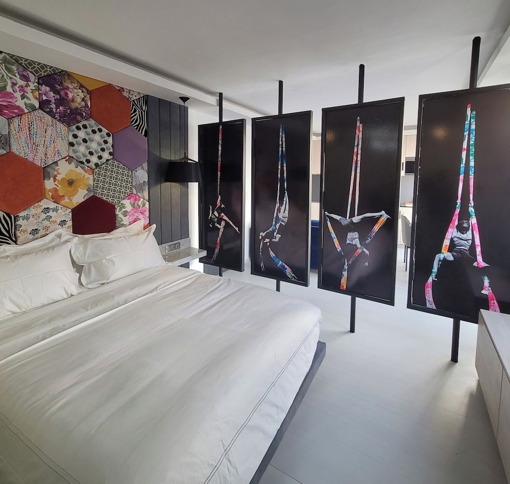 Deluxe Studio, 1 Queen Bed, Non Smoking photo 3