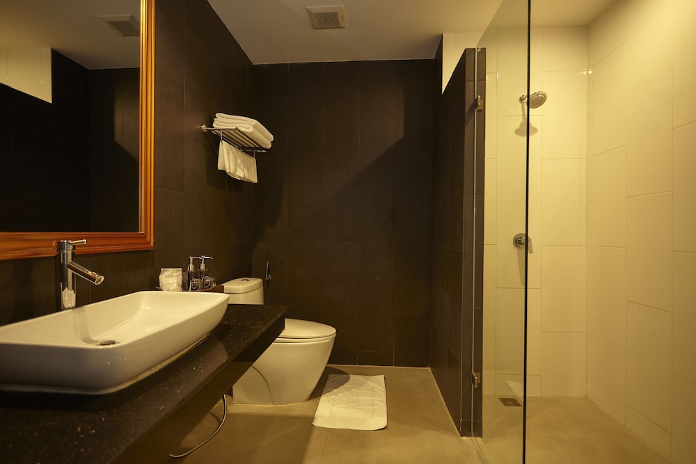 1 Bedroom Suite with Living Room and Shower photo 3