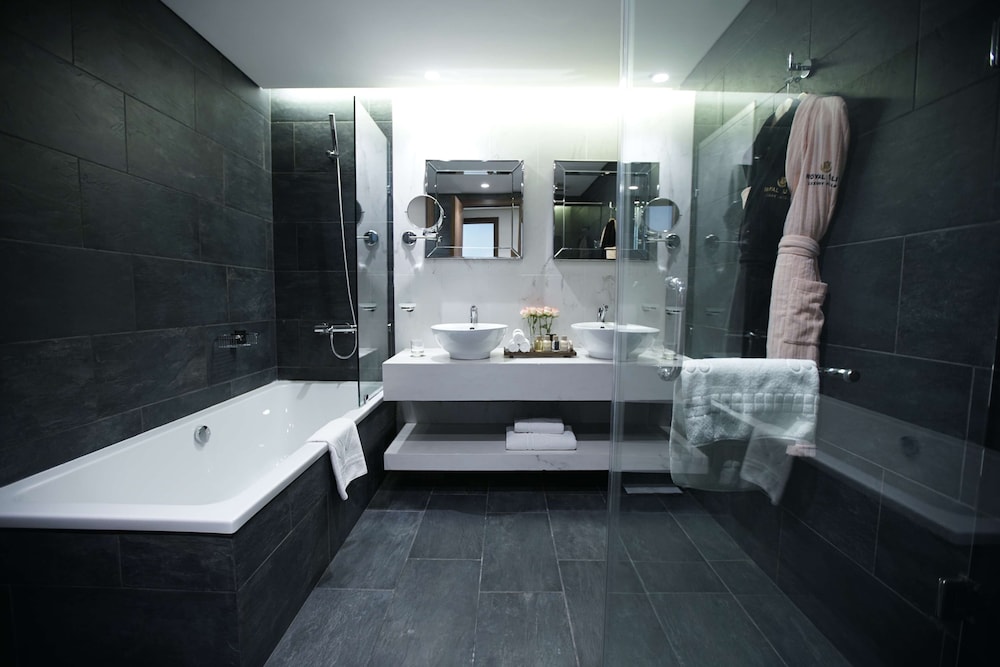 Suite, 1 King Bed, Bathtub photo 3