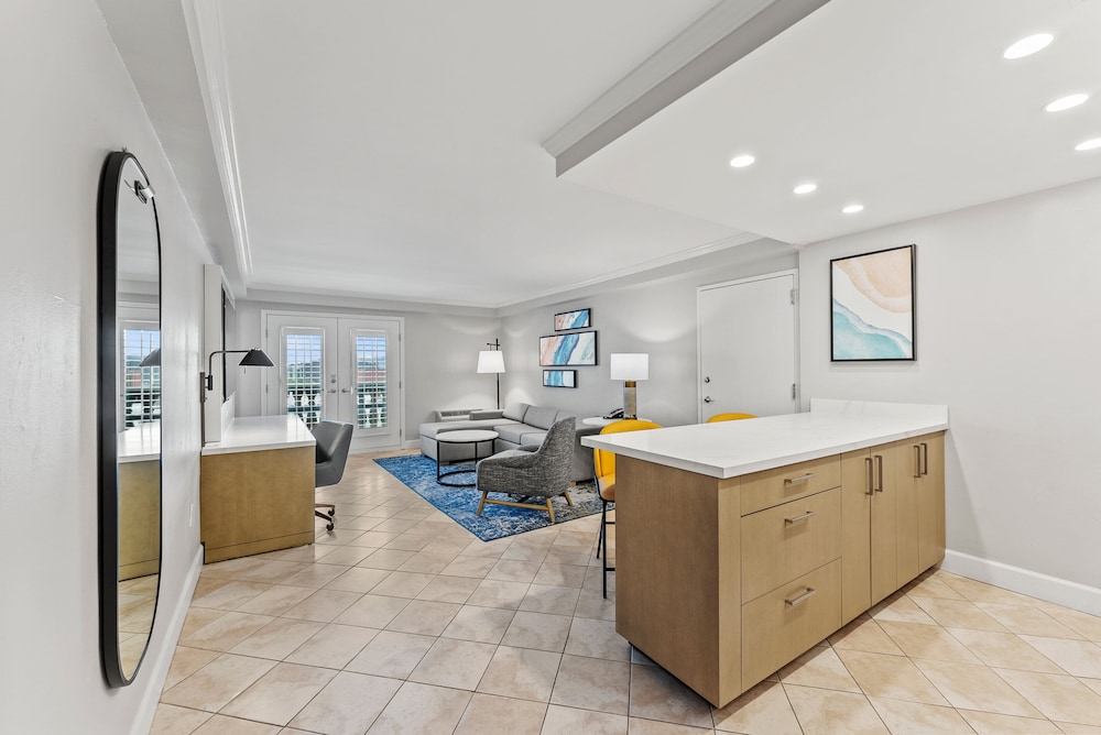 Suite, 1 Bedroom, Kitchen (Dining) thumbnail 5