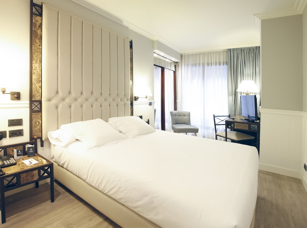 Comfort Double Room, 1 Queen Bed, Private Bathroom, Courtyard View - Photo 2