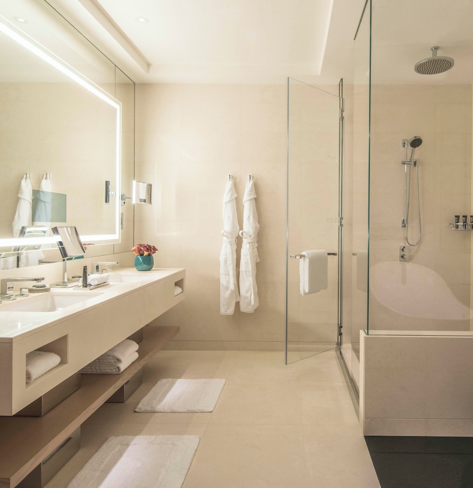 Four Seasons, Room, 1 King Bed