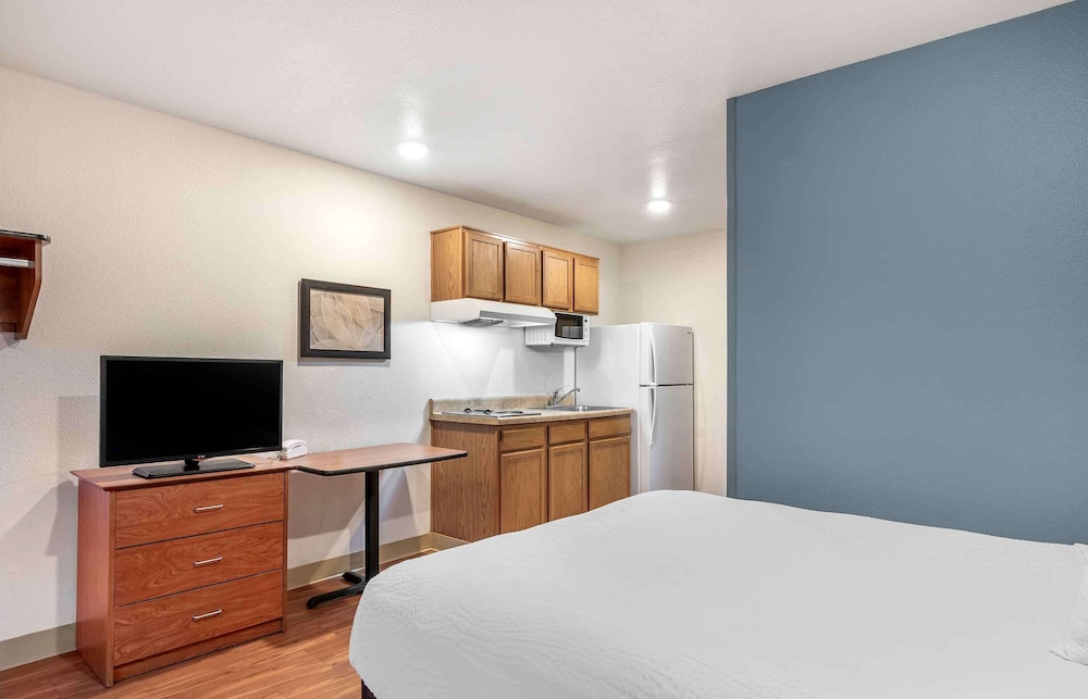 Standard Studio, 1 Queen Bed, Non Smoking, Refrigerator & Microwave photo 3