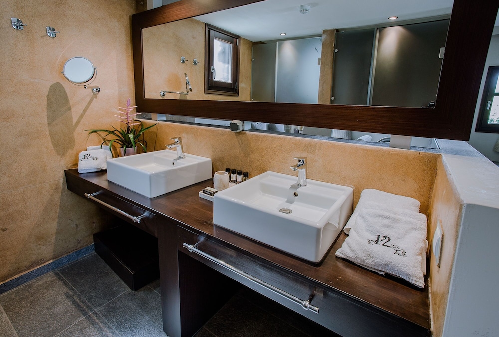 Deluxe Suite - Photo 11