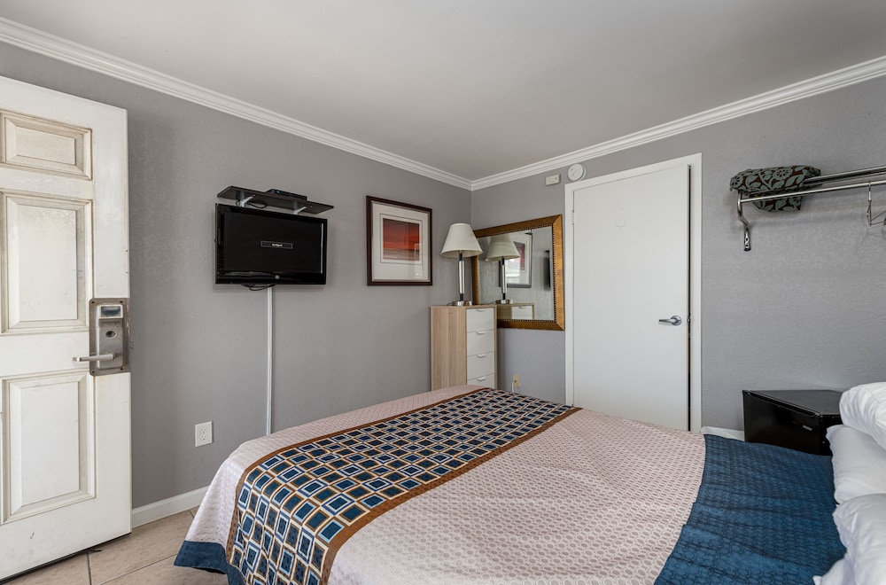Deluxe Room, 1 Queen Bed photo 3