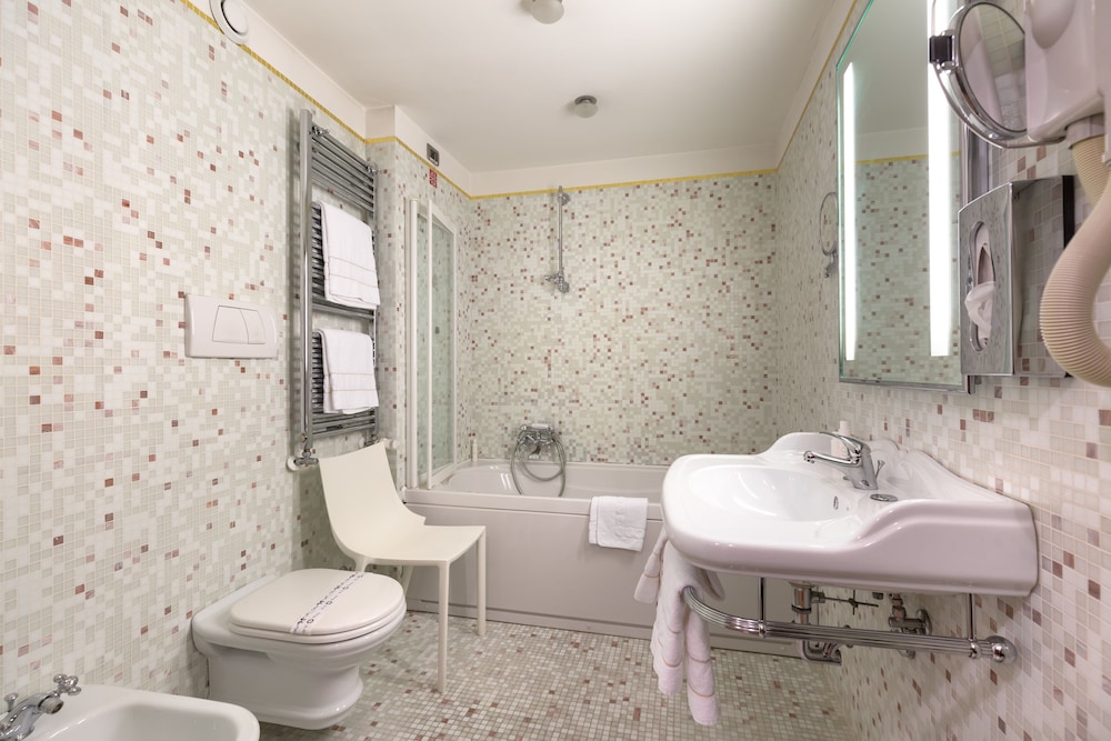 Junior Room (Suite)