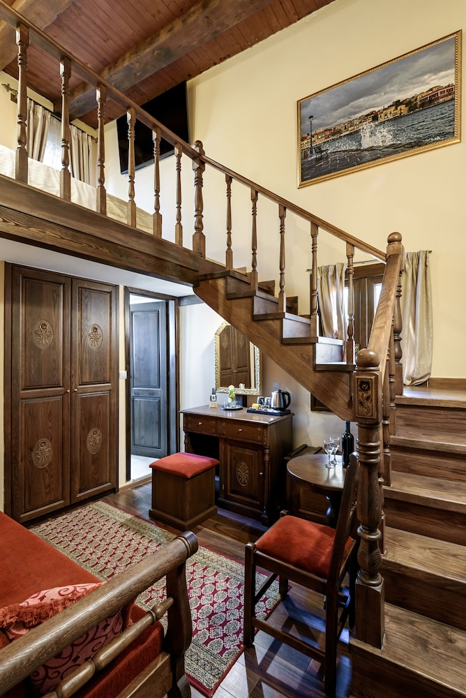 Duplex, City View - Photo 3