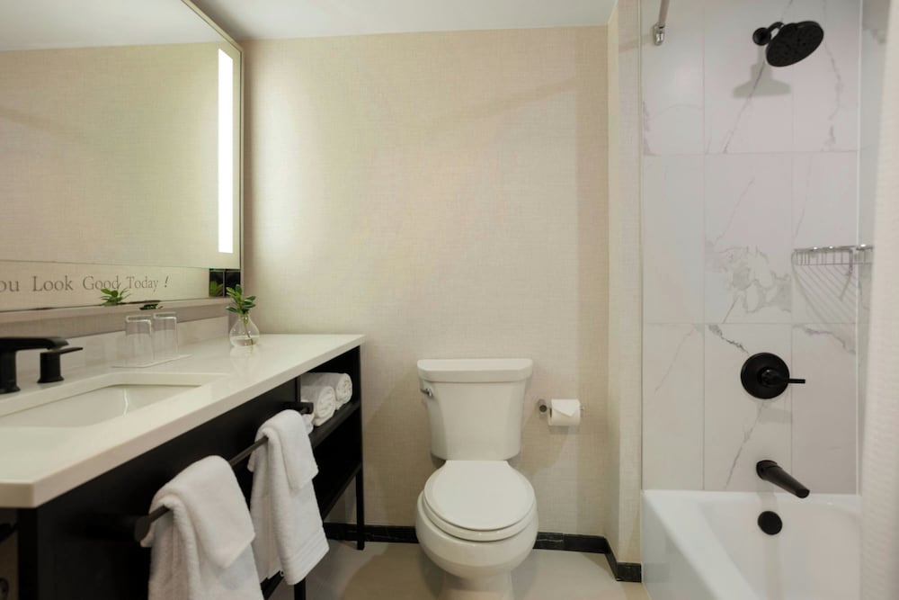 Club Room, 1 King Bed (Mobility Accessible, Roll-in Shower) - Photo 3