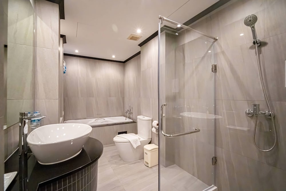 Premier Suite - Photo 10