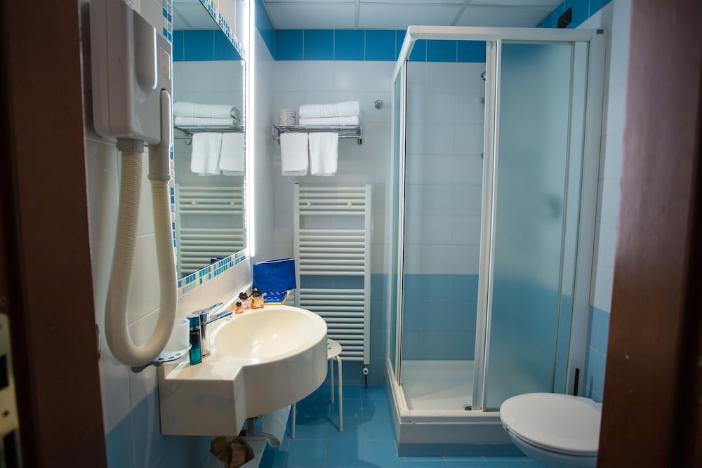 Standard Triple Room, Balcony, Sea View photo 3