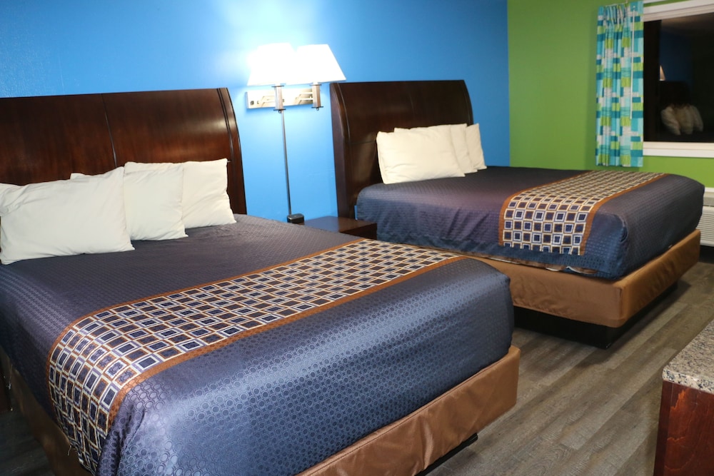 Standard two queen beds - Photo 5