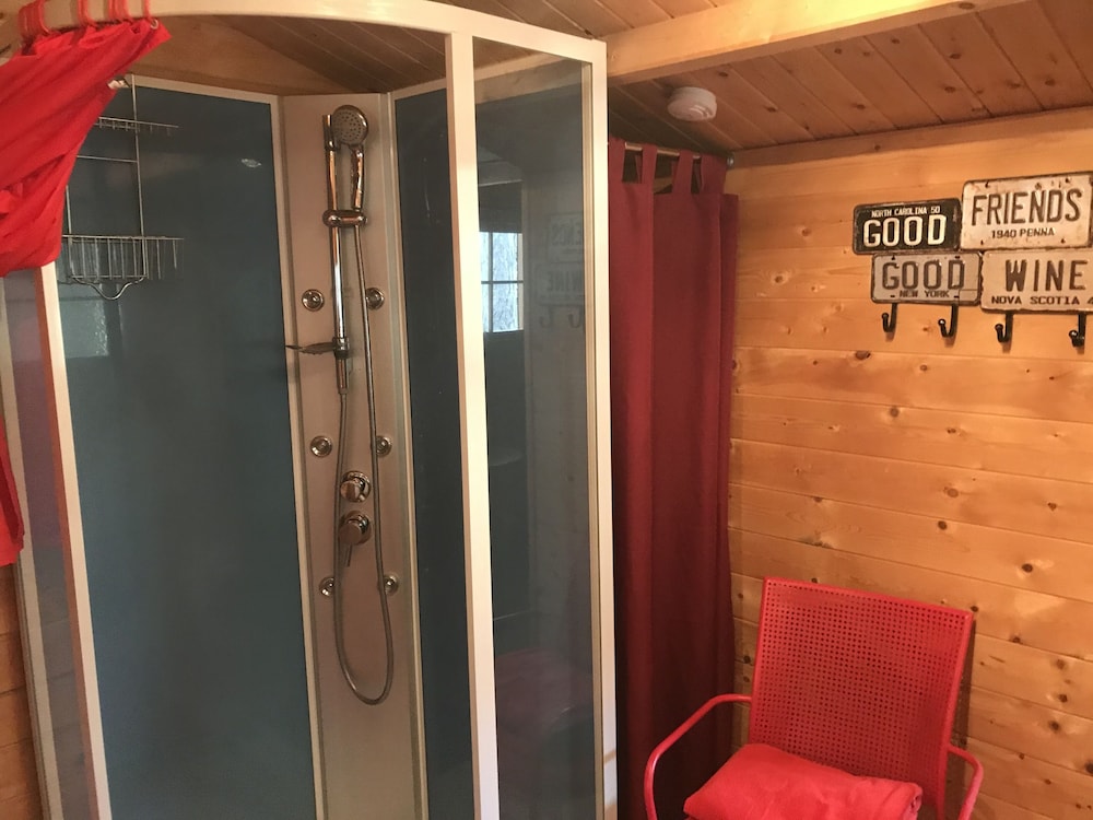 Standard Chalet, Ensuite, Pool View photo 3
