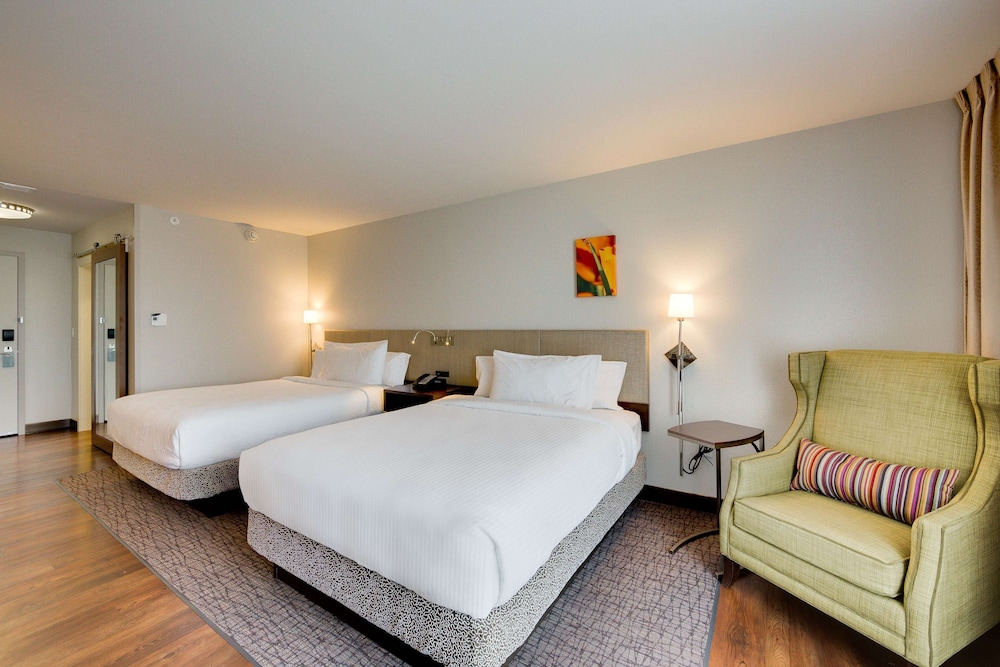 Room, 2 Queen Beds, Accessible (Roll In Shower)