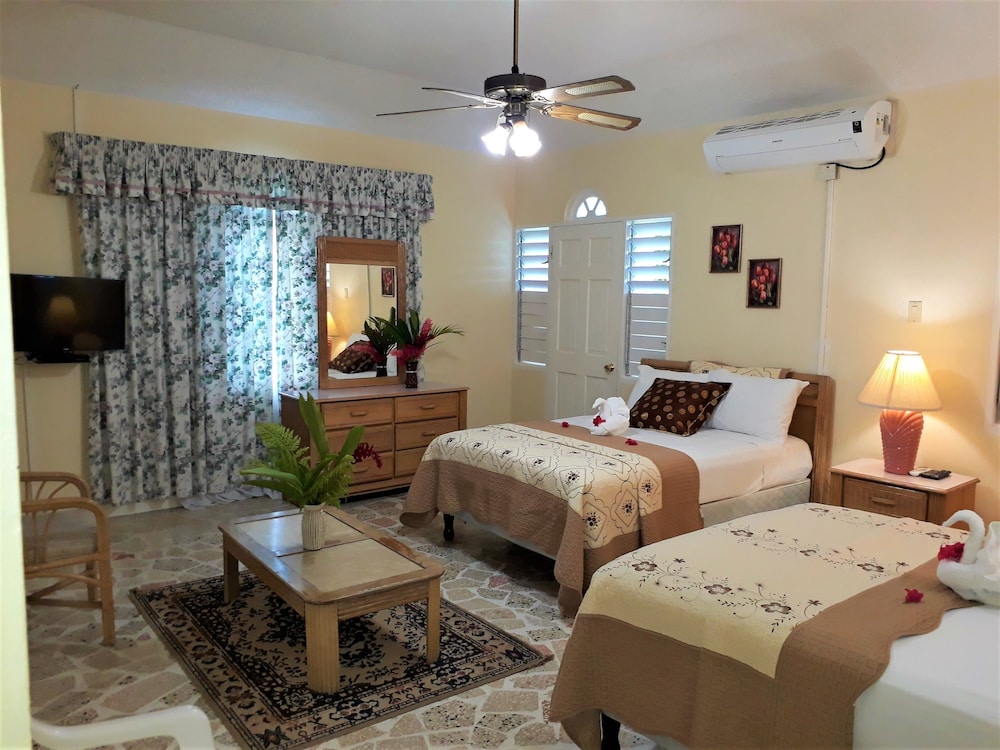 Luxury Suite, 2 Queen Beds, Kitchenette photo 3