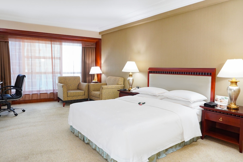 Superior Room, 1 King Bed photo 3