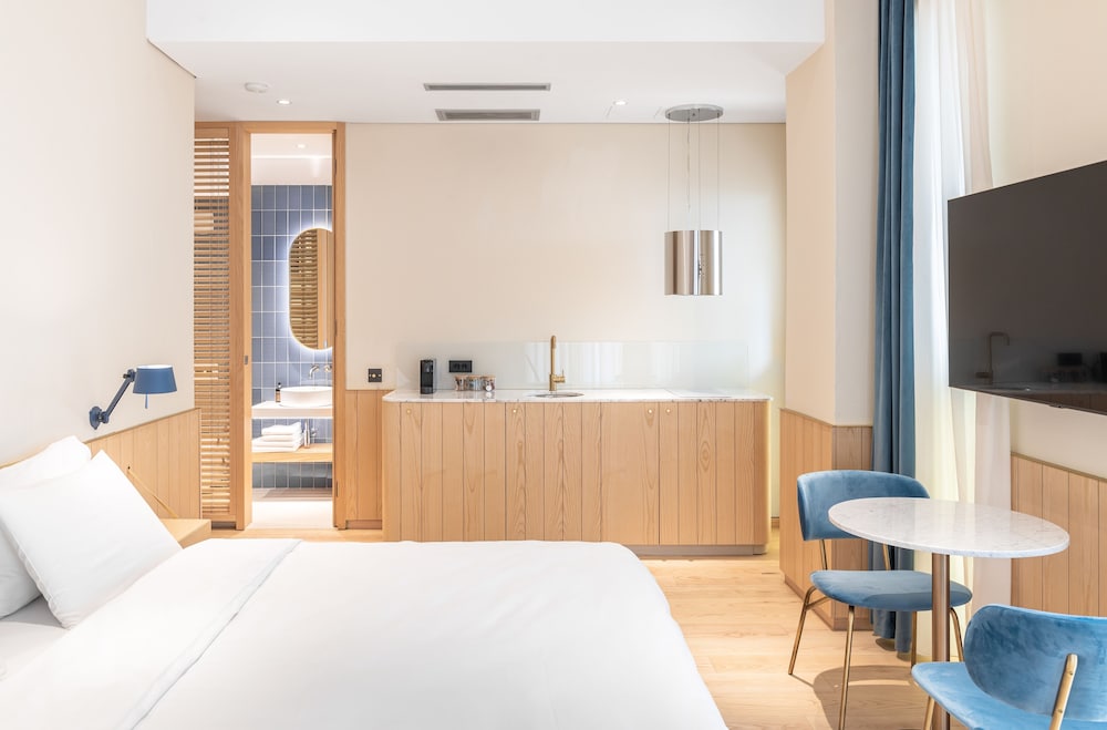 Superior Studio, 1 King Bed, Terrace - Photo 2