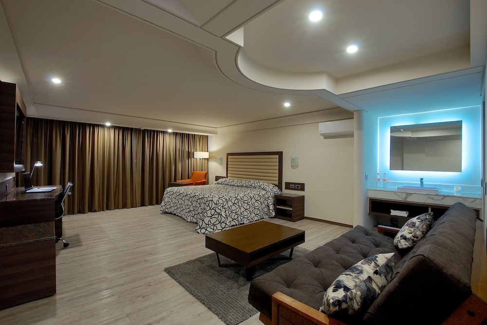 Deluxe Suite, 1 King Bed photo 3