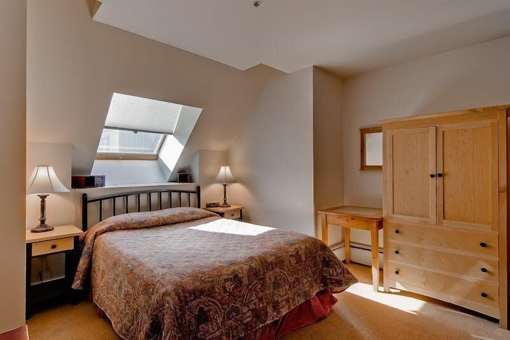 Condo (8295_Silver_Mill) photo 2