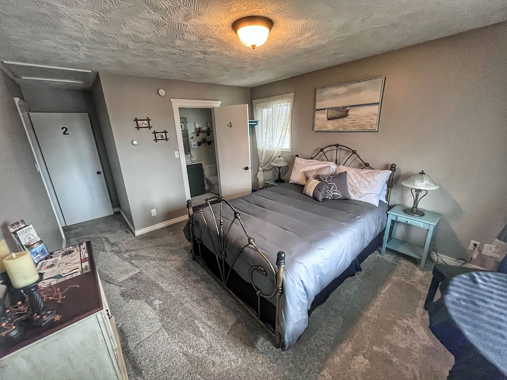 Standard Room, 1 Queen Bed