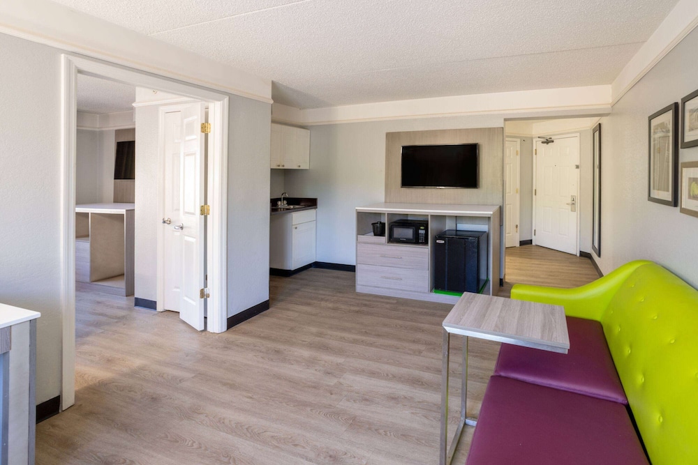 Family Suite, 1 King Bed, Non Smoking - Photo 4