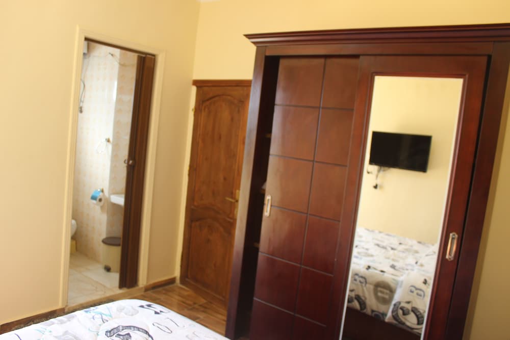 Basic Double Room, 1 King Bed, Balcony photo 2