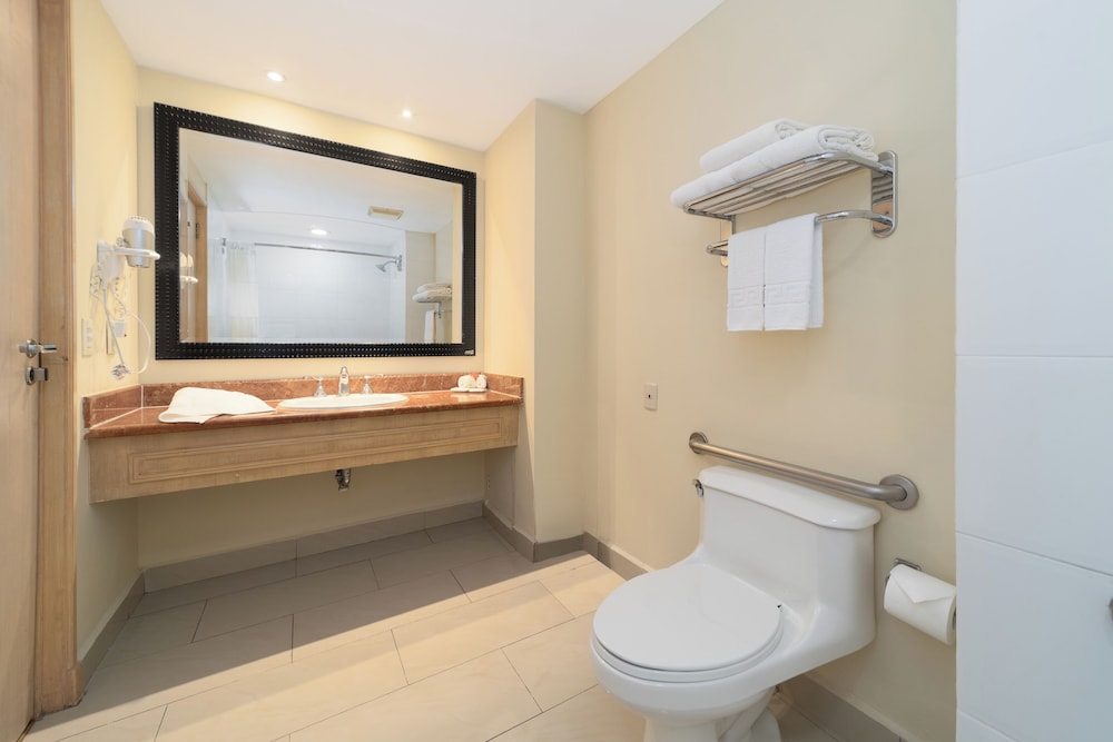 Standard Room, 2 Queen Beds, Non Smoking - Photo 6