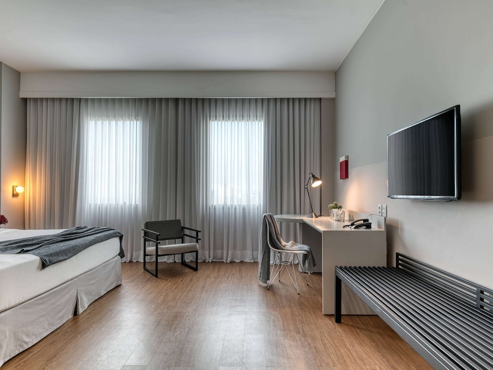 Premium Room, 1 King Bed - Photo 3