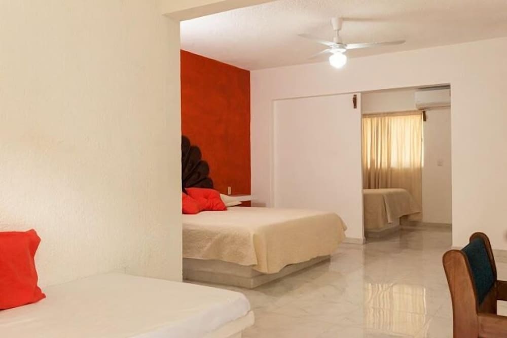 Family Double Room, 2 Queen Beds, Private Bathroom photo 2