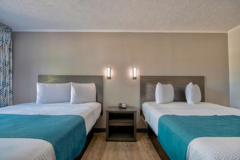 Deluxe Room, 2 Queen Beds, Non Smoking, Refrigerator & Microwave photo 1