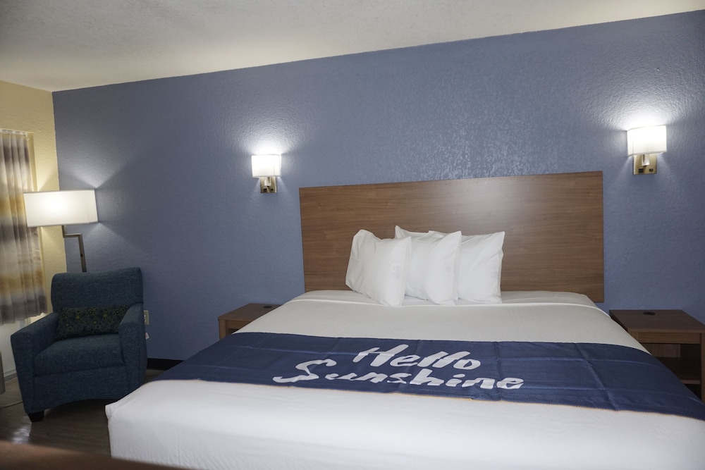 Basic Room, 1 King Bed, Non Smoking - Photo 4