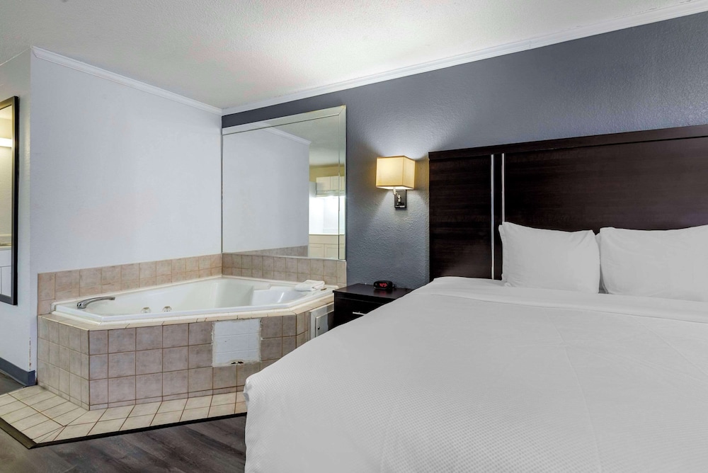 Room, 1 King Bed, Non Smoking (Efficiency) - Photo 2