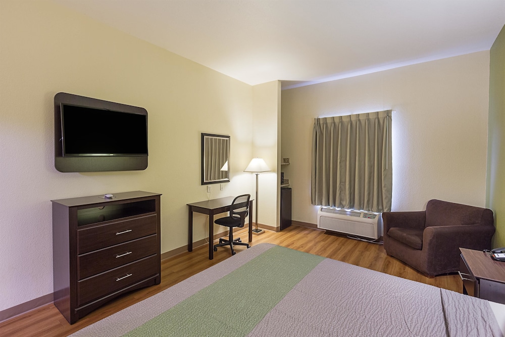 Standard Studio Suite, 1 King Bed, Mobility Accessible, Smoking photo 3