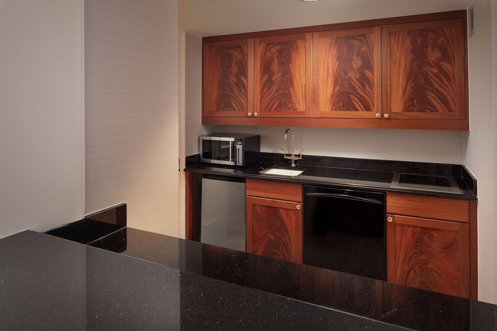 Junior Suite, 1 King Bed, Kitchen - Photo 4