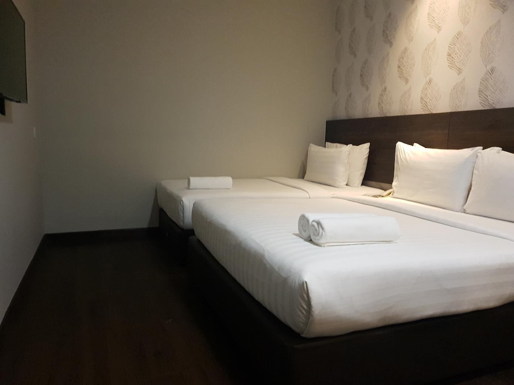 Family Triple Room, 1 Queen + 1 Single, No Windows photo 2