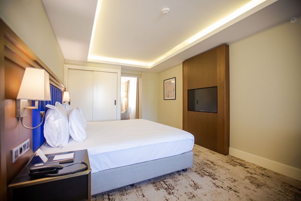 Suite, 1 King Bed, Balcony (Corner) photo 3