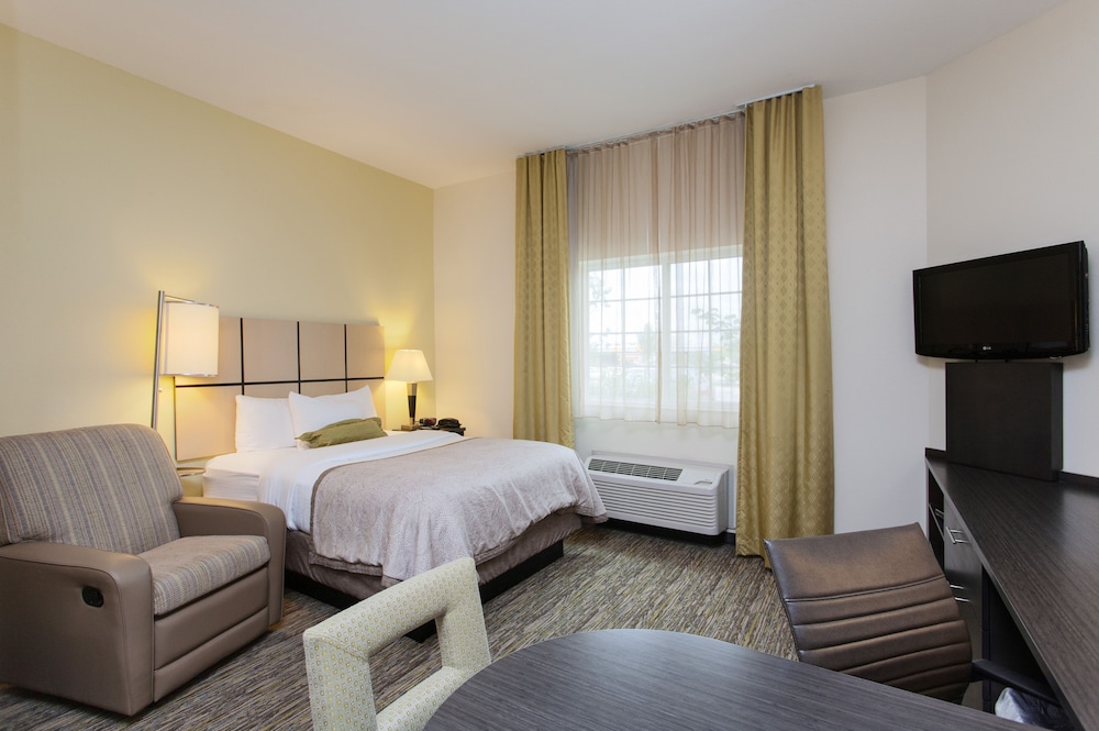 Junior Suite, 1 King Bed, with Sofa Bed (Full Kitchen) photo 1