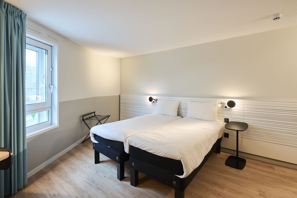 Standard Twin Room, 2 Twin Beds - Photo 6