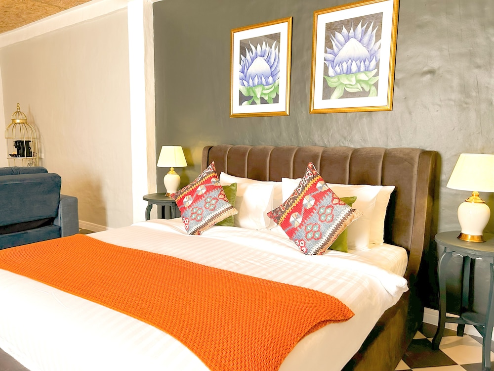 Executive Suite - Photo 2