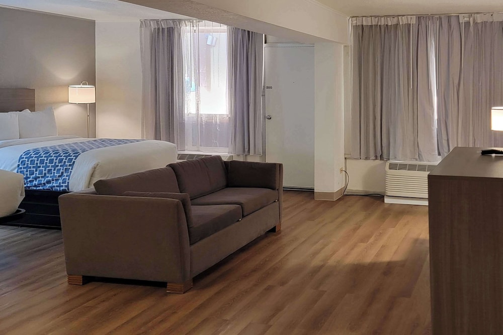 Suite, 2 Double Beds, Non Smoking (Upgrade) - Photo 3