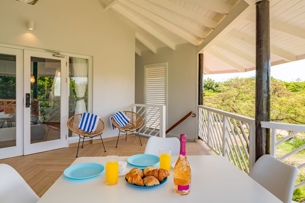 Superior Studio Suite, 1 Queen Bed, Kitchenette, Garden View