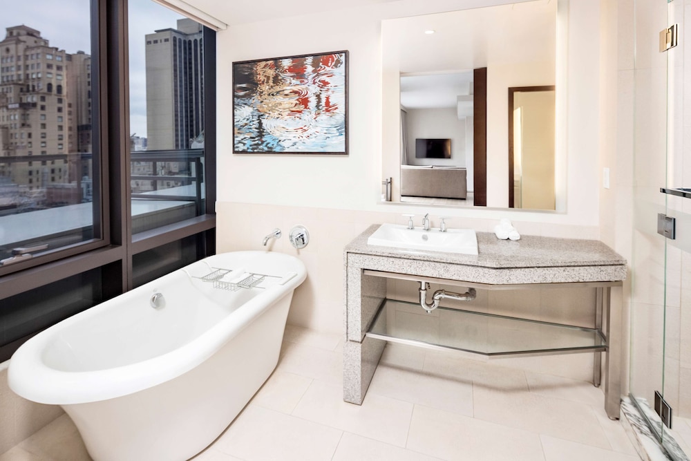 Premier Studio, 1 King Bed, Accessible (Hearing) thumbnail 6