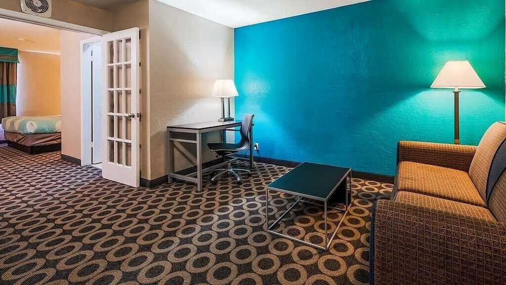 Suite, 1 King Bed, Non Smoking - Photo 3