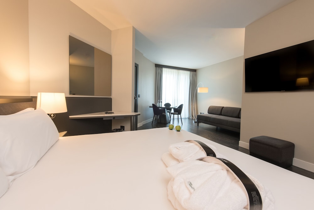 Superior Business Room, 1 Queen Bed - Photo 3