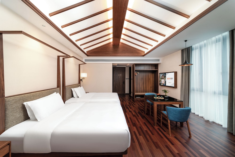 Signature Quadruple Room, 2 Queen Beds, Non Smoking photo 2