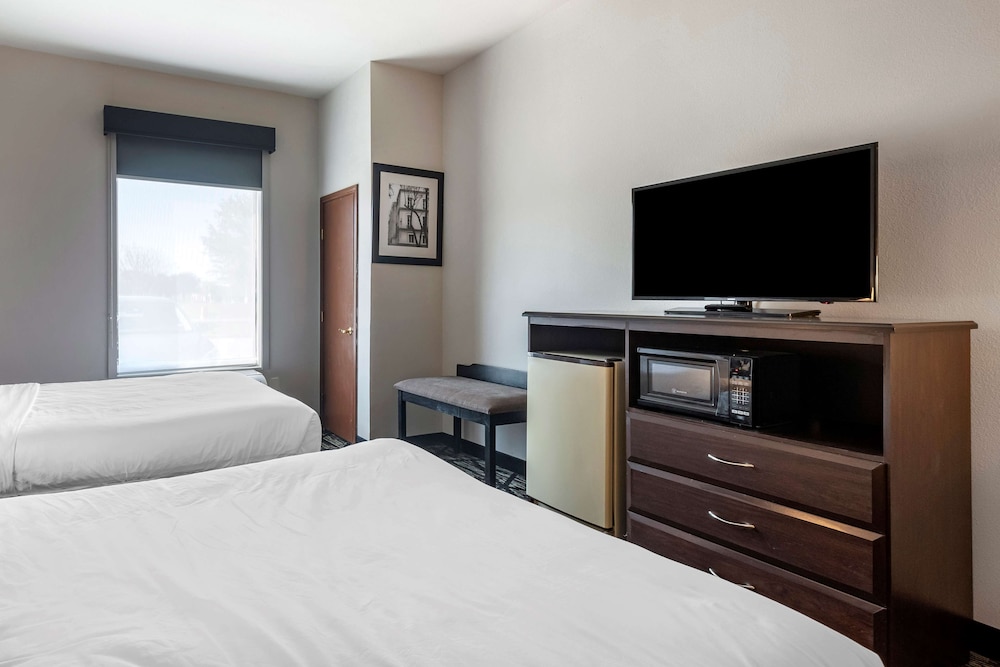 Suite, 2 Queen Beds, Accessible, Bathtub photo 3