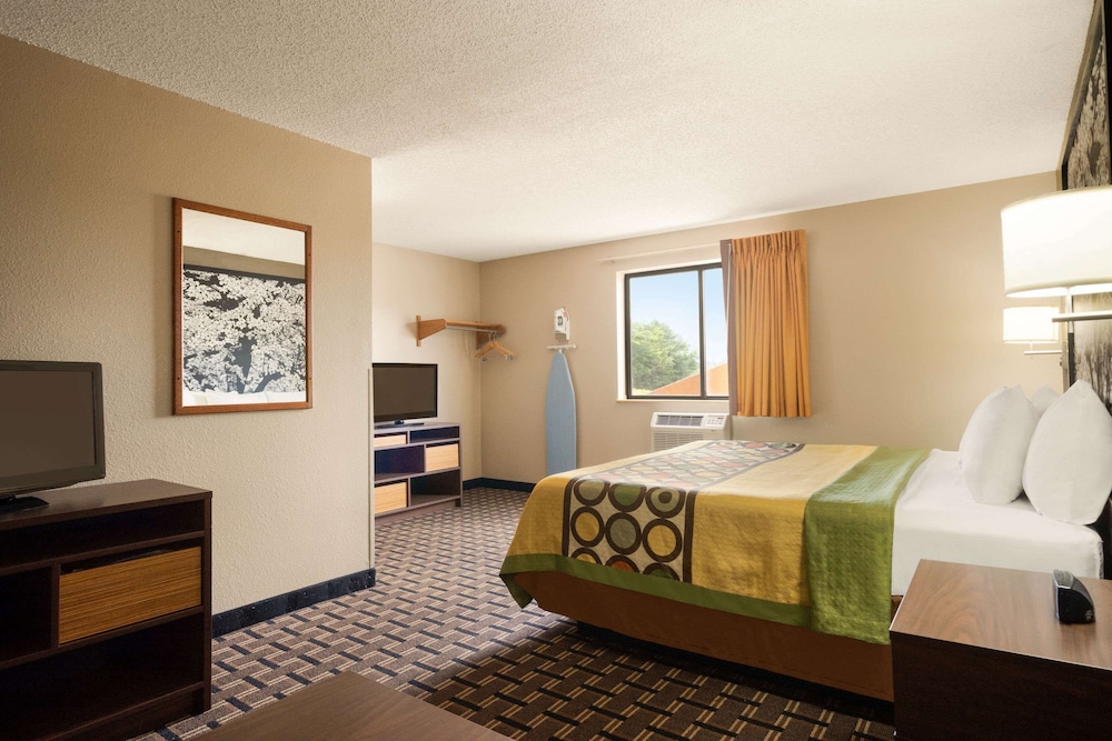Business Suite, 1 King Bed - Photo 1