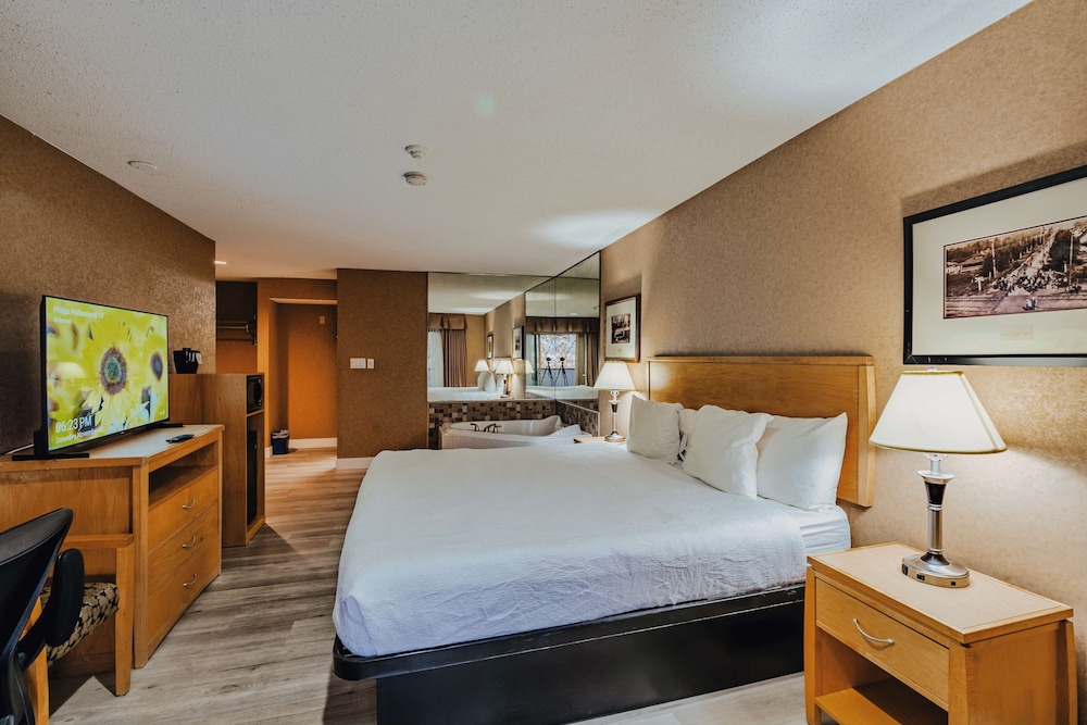 Suite, 1 King Bed, Non Smoking, Balcony - Photo 1
